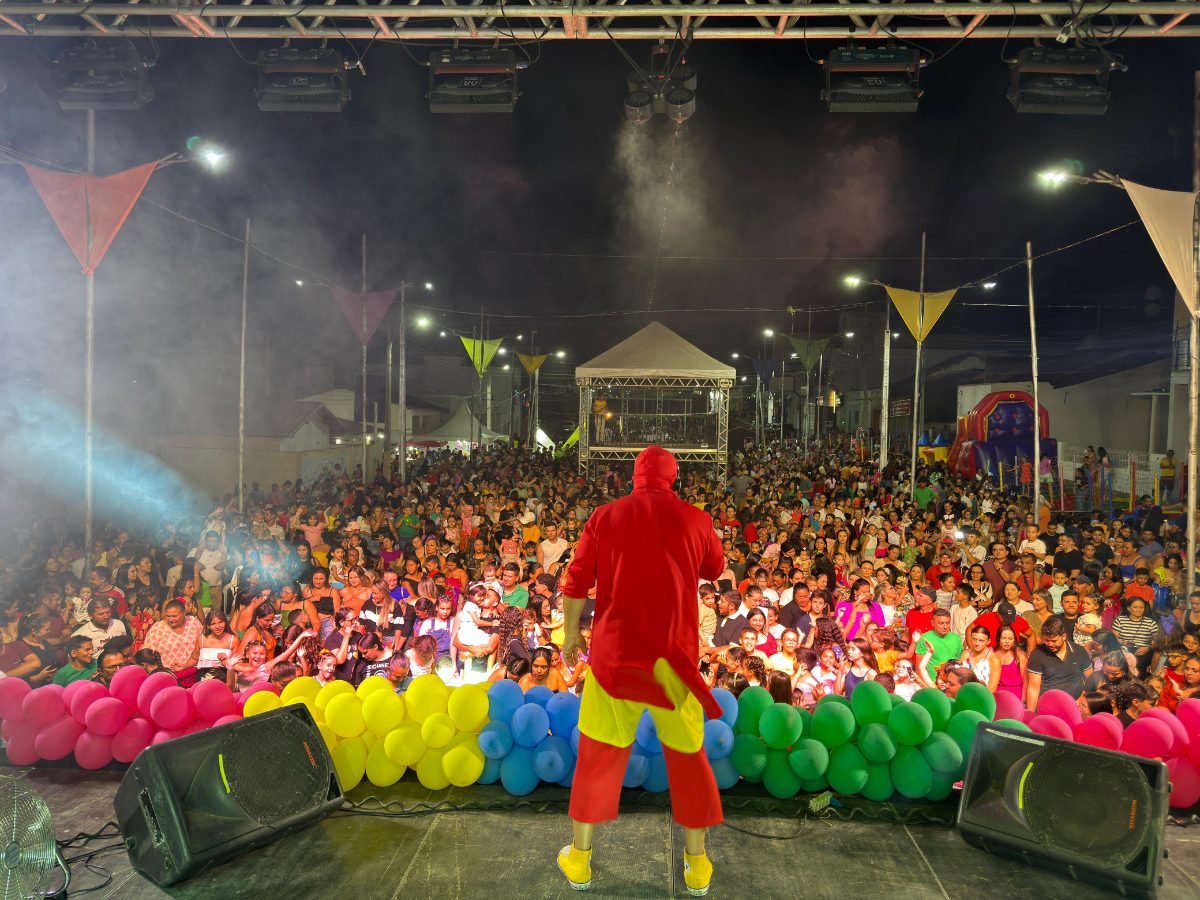 Vista do palco: rua tomada de famílias e crianças no show do Tote Barreto